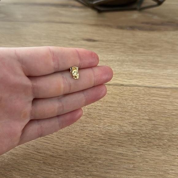 Gold skull stud - never worn - Picture 2 of 3